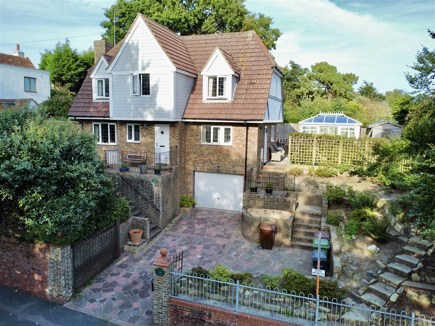 3 bed property in Holliers Hill, Bexhill-On-Sea